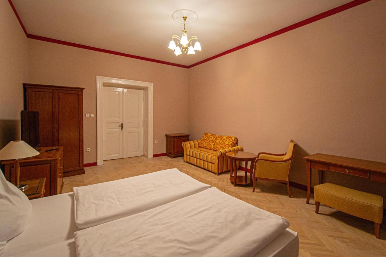 4 Bedrooms 130M2 Apartment At The Main City Square Prag Exterior foto